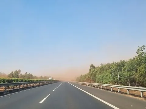 'Bão bụi' uy hiếp cao tốc TPHCM- Long Thành - Dầu Giây