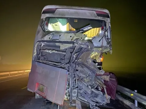 Hiện trường vụ tai nạn trên cao tốc Cam Lộ - La Sơn khiến 2 vợ chồng trẻ tử vong, 9 người bị thương