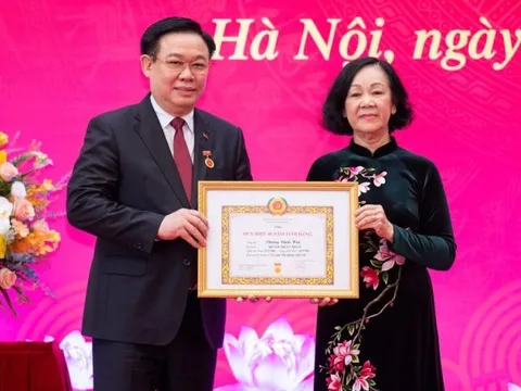 Chủ tịch Quốc hội Vương Đình Huệ nhận Huy hiệu 40 năm tuổi Đảng