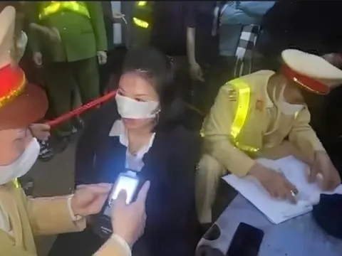 Chủ tịch TP Hà Nội ra quyết định xử phạt nữ tài xế vi phạm nồng độ cồn tại đường Trần Cung