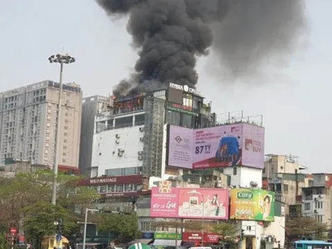 VIDEO: Cháy lớn tầng thượng quán kinh doanh cà phê, giải khát