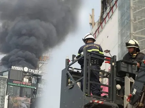 Nhân chứng kể lại giây phút phát hiện vụ cháy trên nóc tòa OCD: "Nhiều tiếng nổ phát ra khiến ai cũng hoảng sợ"