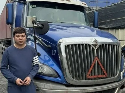Tạm giữ hình sự tài xế container tông vào xe của cảnh sát giao thông