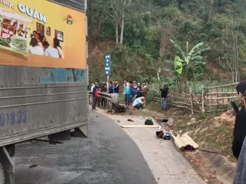 Nghệ An: Va chạm với xe tải, hai vợ chồng tử vong thương tâm