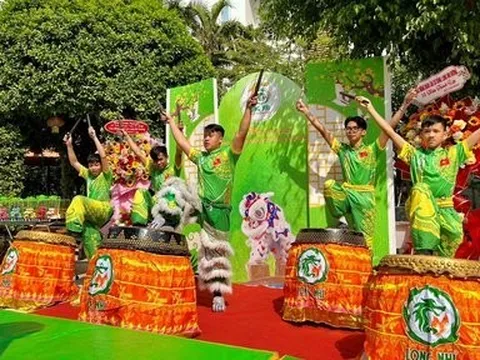 Những đứa trẻ “không gia đình” đem tiếng trống đổi lấy tiếng cười