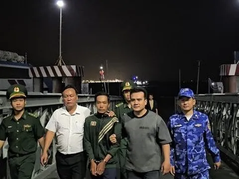 Đón lõng, bắt đối tượng truy nã trốn trên tàu cá