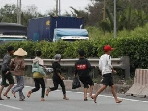 Người đi bộ đi vào đường cao tốc bị phạt bao nhiêu?