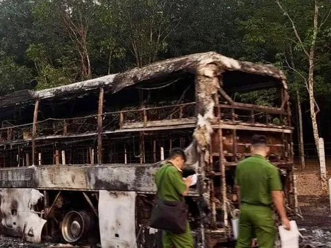 Đồng Nai: Xe khách giường nằm bất ngờ bốc cháy trên cao tốc