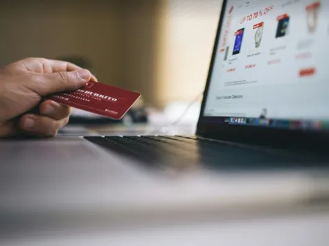 Giới trẻ Việt Nam đang mua sắm online "không kiểm soát"?