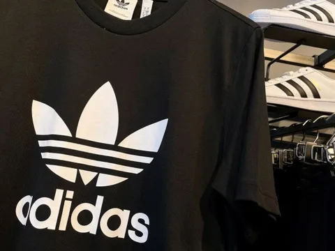 Điều chưa từng có trong lịch sử 30 năm vừa xảy ra với Adidas