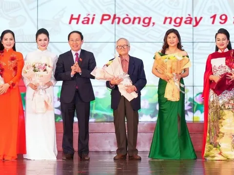 Bí thư Thành ủy Hải Phòng chúc mừng các NSND, NSƯT mới được vinh danh