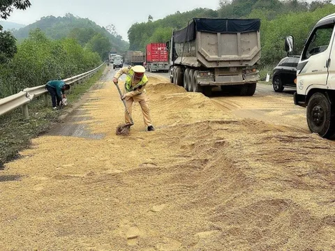 CSGT Nghệ An xúc cát ngăn dầu loang trên quốc lộ