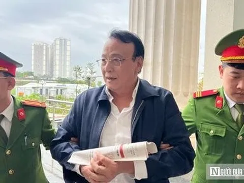 Nạn nhân "gà trống nuôi con, mắt bị mù" đòi tiền trong vụ Tân Hoàng Minh