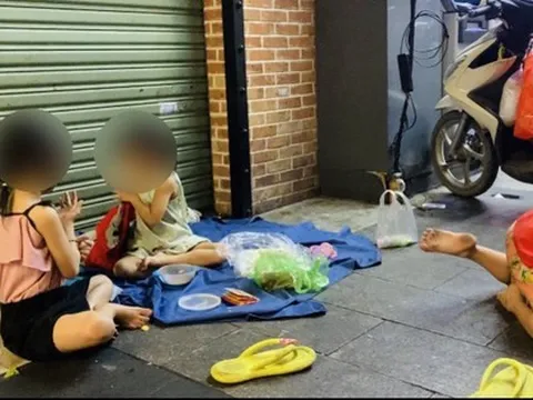 Những đứa trẻ nằm ngủ lay lắt ngay vỉa hè trung tâm TPHCM để xin tiền: "Em muốn đi học lắm"