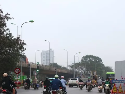 Đại lộ Thăng Long thoát cảnh ùn tắc sau khi thu hẹp lô cốt