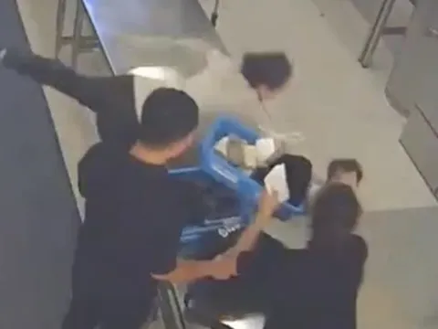 VIDEO: Nữ nhân viên an ninh hàng không lao tới đỡ cháu bé rơi khỏi bàn