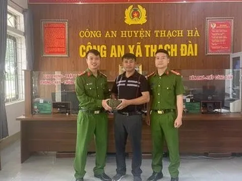 100 triệu trên nóc xe ô tô rơi xuống đường được người dân trả lại