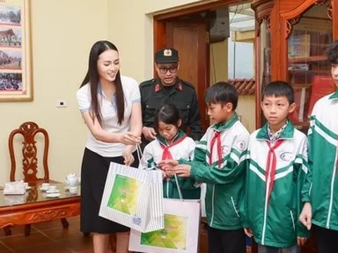 Hoa hậu Bích Hạnh giản dị khi đi thiện nguyện