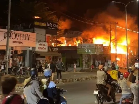 Bình Phước: Hiện trường vụ cháy nhà sách tại thị xã Phước Long