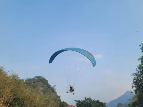 Du khách háo hức bay dù lượn tại phiên chợ vùng cao ở Thanh Hóa