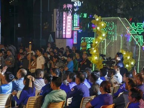 Youth Fest 2024: Nhiều du khách thích thú xem biểu diễn đường phố