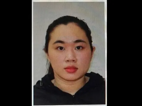 Truy tìm người phụ nữ bị tố chiếm đoạt tiền "xin điểm" của bạn học
