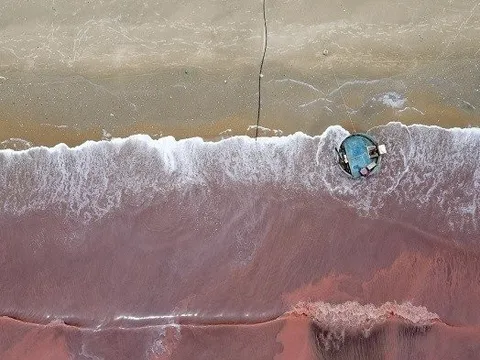 Những vệt nước đỏ kỳ lạ chạy dài trên biển Hà Tĩnh