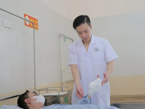 Sửa bình nóng lạnh bị điện giật, người đàn ông hoại tử nặng ngón tay