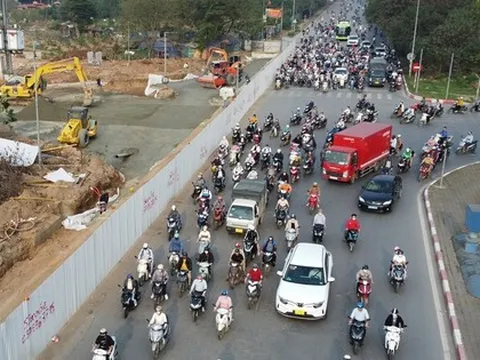 Điểm nóng giao thông Đại lộ Thăng Long ra sao sau hàng rào thi công thu hẹp?