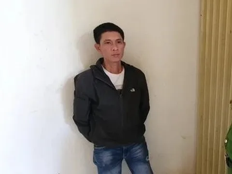 Bắt gã đàn ông "2 tay 2 súng" đến nhà phụ nữ giải quyết mâu thuẫn