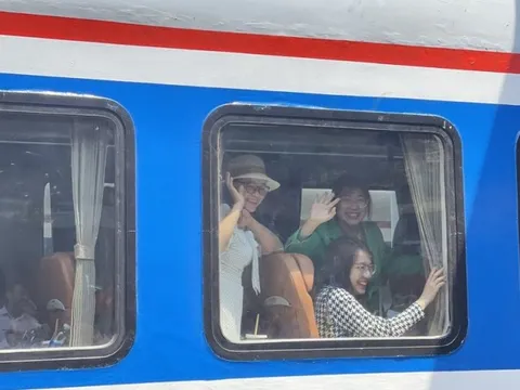 Đoàn tàu du lịch Huế - Đà Nẵng vừa khai trương có gì đặc biệt?