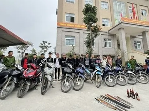 Tạm giữ 26 đối tượng mang hung khí đuổi đánh nhau trong đêm ở Hà Nội