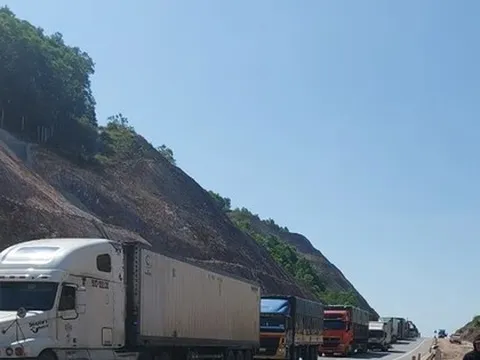 Cấm xe khách 30 chỗ trở lên vào cao tốc Cam Lộ - La Sơn từ 4/4