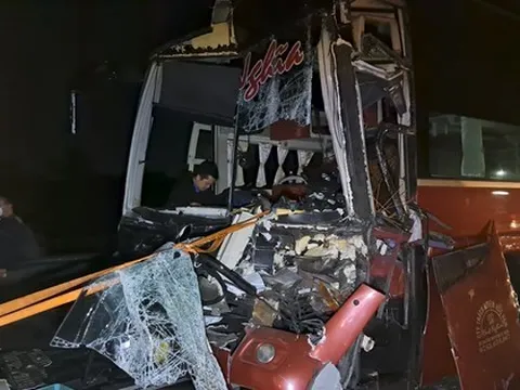 Xe khách đâm đuôi xe đầu kéo trên cao tốc TPHCM - Trung Lương, tài xế kẹt cứng trong cabin