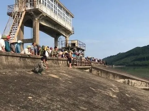 Trục vớt thi thể 2 học sinh bị đuối nước tại đập Khe Xai