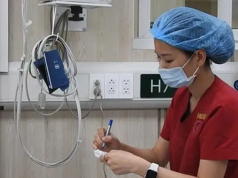 Bộ trưởng Y tế tặng bằng khen cho nữ điều dưỡng A9 cứu du khách