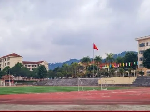 Nữ sinh lớp 11 rơi từ tầng 5 xuống sân trường