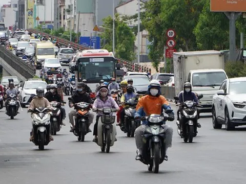 Hình ảnh đường phố TP HCM trong khung giờ nắng nóng nhất