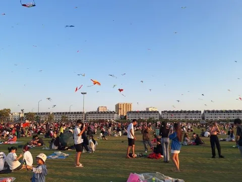 Hòa mình vào cánh đồng diều đông nghẹt người tại thành phố Thủ Đức