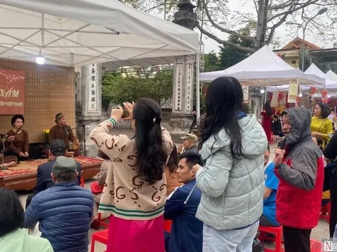 Truyền nhân nghệ nhân Hà Thị Cầu gìn giữ, lan tỏa tình yêu với hát xẩm