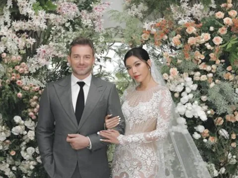 Đám cưới Minh Tú: Ảnh cưới sang trọng, thiệp mời có thể dùng để chăm sóc cây