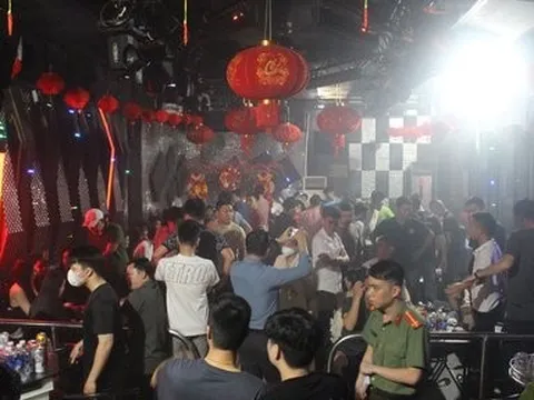 Công an bất ngờ ập vào quán bar, phát hiện 29 thanh niên đang bay lắc