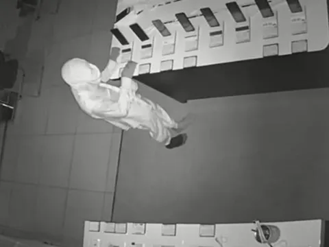 Một cửa hàng Điện Máy Xanh ở Bình Dương bị trộm đột nhập