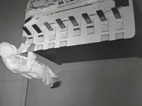 Bình Dương: Bắt nhóm thanh niên trộm nhiều điện thoại trong cửa hàng