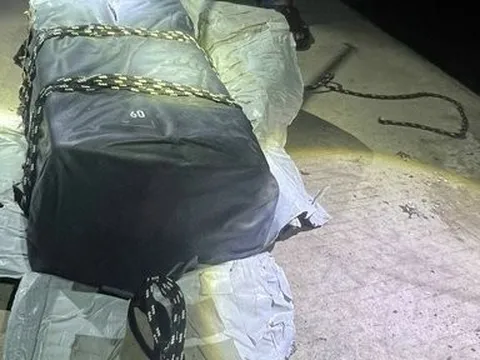 Khen thưởng 5 cá nhân phát hiện nhiều túi ni-lông nghi là ma túy