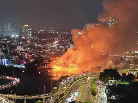Hiện trường vụ cháy lớn ở quận 8, TP HCM