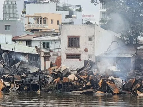 Hiện trường tan hoang sau vụ cháy dãy nhà ven kênh Tàu Hủ