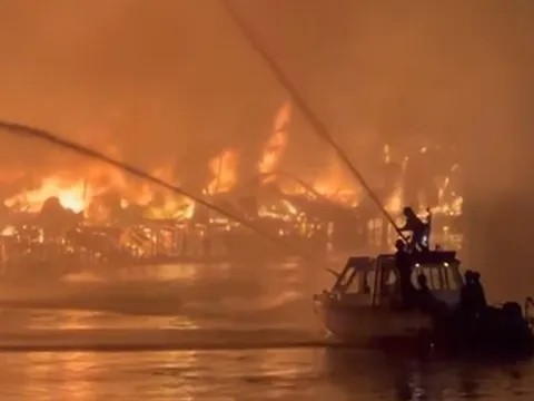 Cháy ngút trời ở quận 8 TP.HCM, cảnh sát phải dùng ca nô chuyên dụng để dập lửa