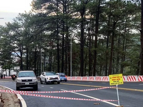 Lâm Đồng: Mưa lớn gây sạt lở trên đèo Prenn