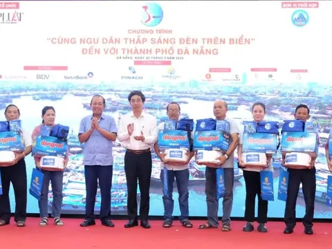 Cùng ngư dân thắp sáng đèn trên biển, chung tay gỡ 'thẻ vàng' cho ngành hải sản